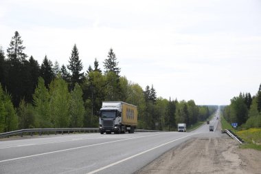 Tver region, Rusya - 15 Mayıs 2019: Tver bölgesinde M-10 otoyolunda kamyon, Rusya