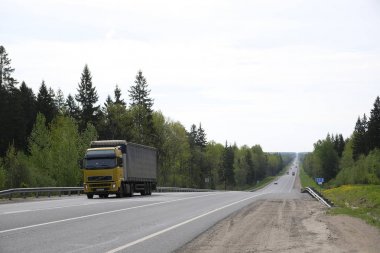 Tver region, Rusya - 15 Mayıs 2019: Tver bölgesinde M-10 otoyolunda kamyon, Rusya