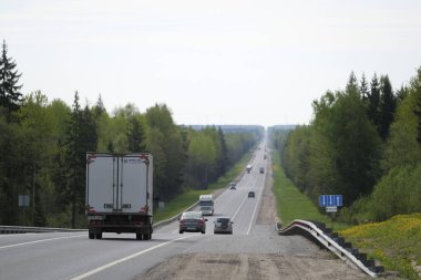 Tver region, Rusya - 15 Mayıs 2019: Tver bölgesinde M-10 otoyolunda kamyon, Rusya