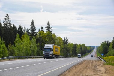 Tver region, Rusya - 15 Mayıs 2019: Tver bölgesinde M-10 otoyolunda kamyon, Rusya