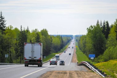 Tver region, Rusya - 15 Mayıs 2019: Tver bölgesinde M-10 otoyolunda kamyon, Rusya