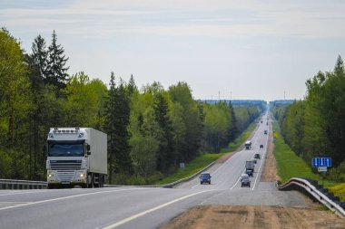 Tver region, Rusya - 15 Mayıs 2019: Tver bölgesinde M-10 otoyolunda kamyon, Rusya