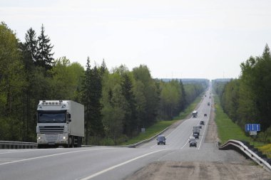 Tver region, Rusya - 15 Mayıs 2019: Tver bölgesinde M-10 otoyolunda kamyon, Rusya