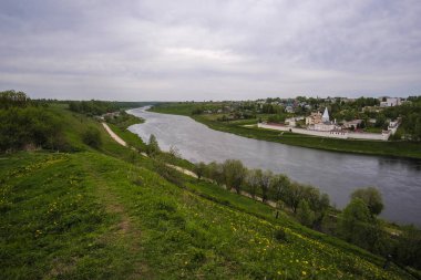 Staritsa, Rusya - 16 Mayıs 2019: Starirsa'daki Kutsal Varsayım Manastırı