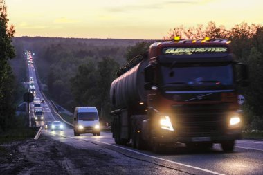 Moskova bölgesi, Rusya - 18 Mayıs 2019: Moskova bölgesinde bir otoyolda gece trafiği, Rusya
