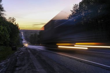 Moskova bölgesi, Rusya - 18 Mayıs 2019: Moskova bölgesinde bir otoyolda gece trafiği, Rusya