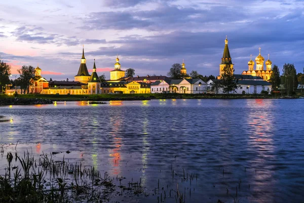 日落时分俄罗斯瓦尔代伊韦尔斯基修道院全景 — 图库照片
