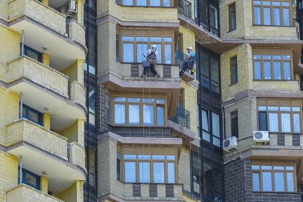 Moskou Rusland Mei 2019 Steeplejacks Werken Een Muur Van Gebouw — Stockfoto