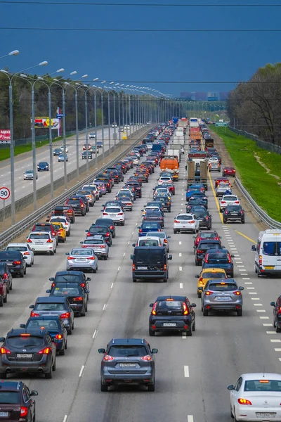 East Butovo, Moskova bölgesi, Rusya - 6 Mayıs 2019: Moskova bölgesinde bir otoyolda hafta sonu trafik sıkışıklığı, Rusya yağmur fırtınası öncesi