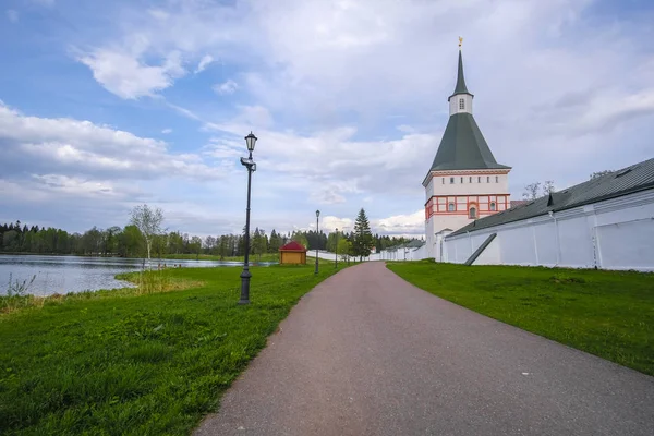 Estrada Rural Perto Parede Mosteiro Valdai Rússia — Fotografia de Stock
