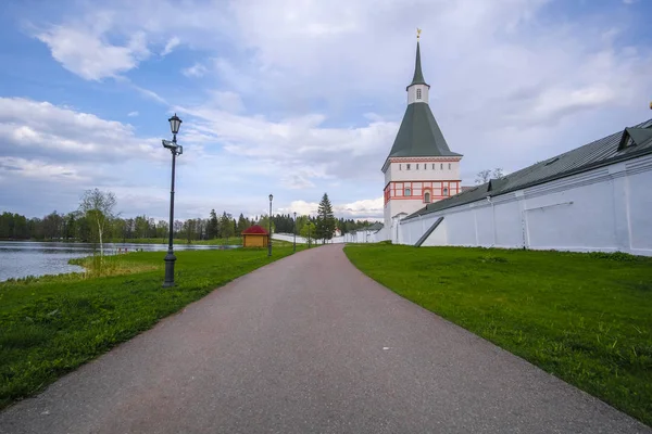 Camino Campo Cerca Pared Del Monasterio Valdai Rusia —  Fotos de Stock