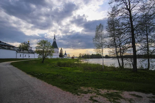 Estrada Rural Perto Parede Mosteiro Valdai Rússia — Fotografia de Stock