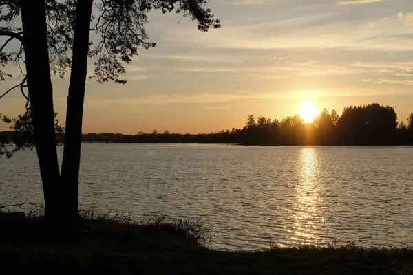 Paisaje Con Imagen Puesta Del Sol Sobre Lago Valdai — Foto de Stock