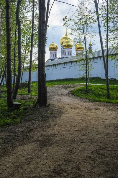 ロシアのヴァルダイの修道院の壁の近くの田舎道 — ストック写真