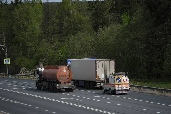 トヴェル地域 ロシア 2019年5月15日 ロシア トヴェル地域の高速道路M 10でトラック — ストック写真