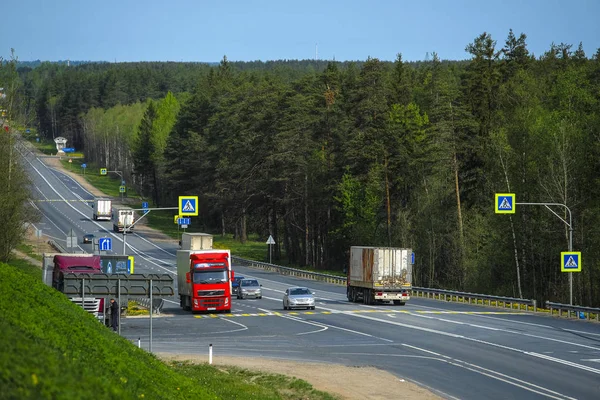 トヴェル地域 ロシア 2019年5月15日 ロシア トヴェル地域の高速道路M 10でトラック — ストック写真