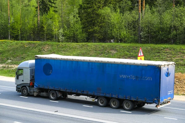 Região Tver Rússia Maio 2019 Caminhão Uma Rodovia Região Tver — Fotografia de Stock