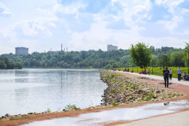 Moskova, Rusya - 13 Mayıs 2019: Moskova'daki Kolomenskoye parkında yol boyunca yürüyen insanların görüntüsü