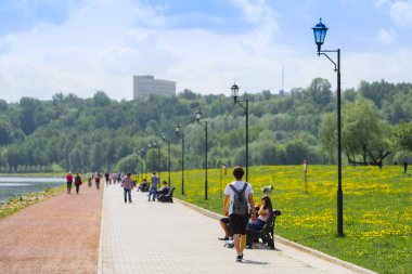 Moskova, Rusya - 13 Mayıs 2019: Moskova'daki Kolomenskoye parkında yol boyunca yürüyen insanların görüntüsü
