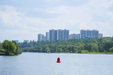 Moskova'da Kolomenskoye parkta nehir görüntüsü
