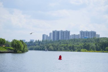 Moskova'da Kolomenskoye parkta nehir görüntüsü