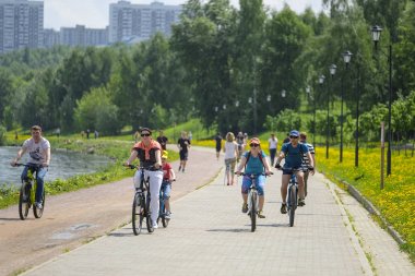 Moskova, Rusya - 13 Mayıs 2019: Moskova'daki Kolomenskoye parkının rayları üzerinde koşucular ve bisikletçilerin görüntüsü