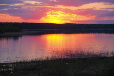 Gün batımında Rusya'da Seliger Gölü görüntü ile Manzara