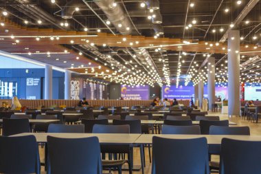 Moskova, Rusya - 5 Mayıs 2019: Moskova'daki Alışveriş Merkezi Salaris'teki kafenin iç görüntüsü