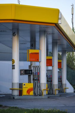 Moskova, Rusya - 5 Mayıs 2019: Moskova'da benzin istasyonu