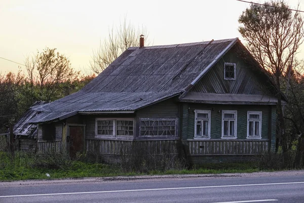 Yol Yakınındaki Eski Kır Evi Görüntüsü — Stok fotoğraf