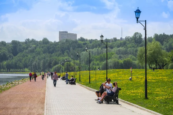 Moscou Russie Mai 2019 Image Personnes Marchant Long Chemin Dans — Photo