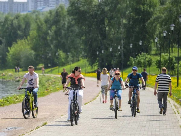 Moskau Russland Mai 2019 Das Bild Von Läufern Und Radfahrern — Stockfoto