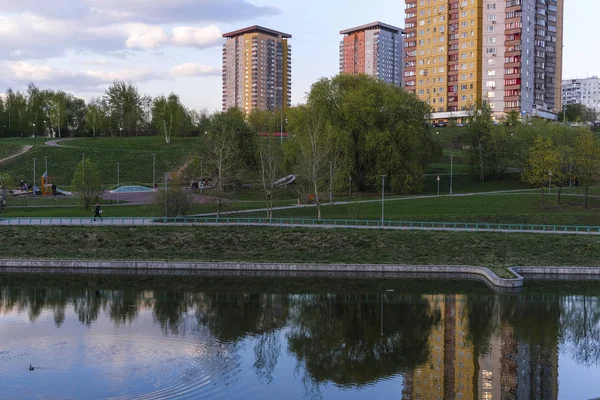 Beeld Van Hoogbouw Residentiële Gebouwen Aan Oever Van Rivier — Stockfoto