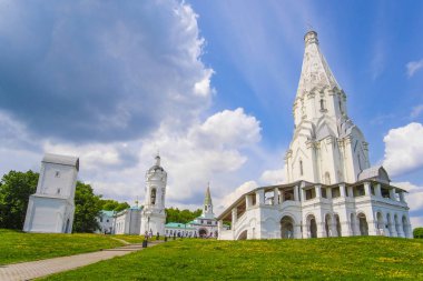 Baharda Moskova'daki Kolomenskoye Parkı'ndaki Yükseliş Kilisesi