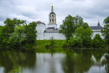 Borovsk, Rusya'daki Paphnutius manastırının görüntüsüile manzara