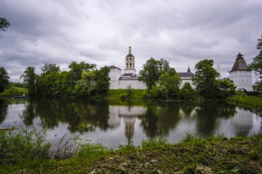 Borovsk, Rusya'daki Paphnutius manastırının görüntüsüile manzara