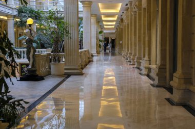 Moskova, Rusya - 5 Mayıs 2019: Moskova'daki Salaris alışveriş merkezinin iç görüntüsü