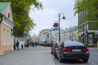 Moskova, Rusya - 4 Mayıs 2019: Moskova'da sokakta yol boyunca arabalar için park görüntüsü