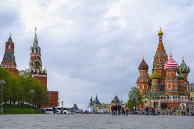 Moskova, Rusya - 4 Mayıs 2019: Moskova'da St. Basil Katedrali ile Cityscape görüntüsü