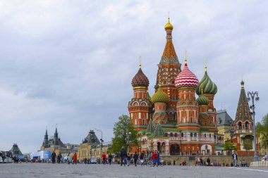 Moskova, Rusya - 4 Mayıs 2019: Moskova'da St. Basil Katedrali ile Cityscape görüntüsü