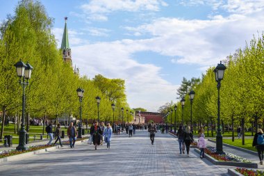 Moskova, Rusya - 4 Mayıs 2019: Moskova'nın merkezindeki İskender Bahçesi'nde yürüyen insanların görüntüsü