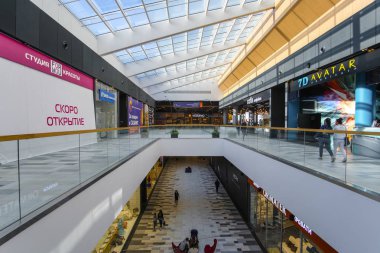 Moskova, Rusya - 5 Mayıs 2019: Moskova'daki Salaris alışveriş merkezinin iç görüntüsü