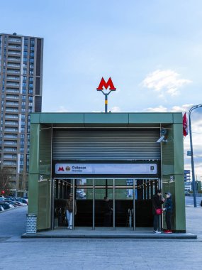 Moskova, Rusya - 5 Mayıs 2019: Moskova'daki Ozernaya metro istasyonuna giriş