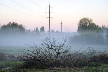 Siste gün doğumunda yapıyı destekleyen güç iletim hattı