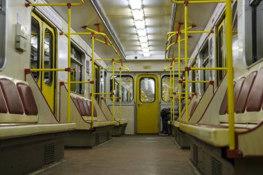 Moskova, Rusya - 10 Mayıs 2019: Moskova'da bir metro treninin bir carrige iç