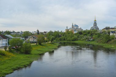 Nehir manzaralı Torzhok Panoraması ve konut evleri ve uzakta duran bir kilise
