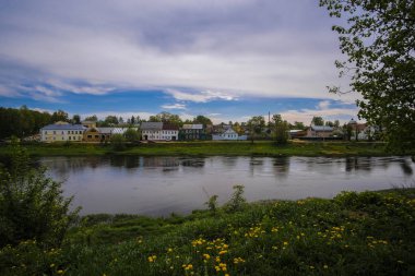 Torzhok kasabasının görüntü, nehrin kıyısında duran, Rusya