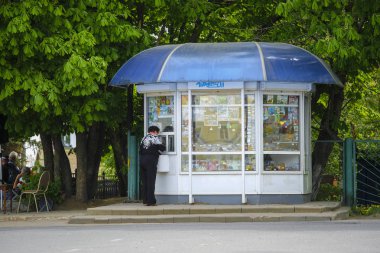 Torzhok, Rusya - 15 Mayıs 2019: Torzhok'ta bir gazete bayisi görüntüsü
