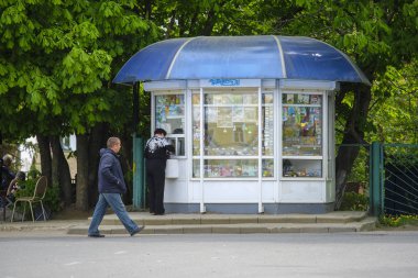 Torzhok, Rusya - 15 Mayıs 2019: Torzhok'ta bir gazete bayisi görüntüsü