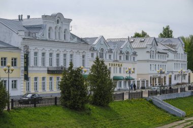 Torzhok, Rusya - 15 Mayıs 2019: Torzhok, Rusya'da sokaktaki evlerin görüntüsü